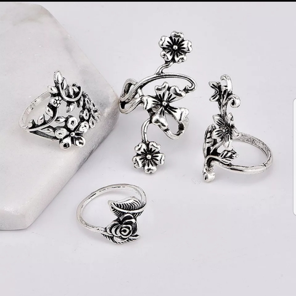 Relisted☆Olly☆ Flower Ring Set - Picture 5 of 6